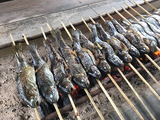 釣った魚をその場でバーベキュー